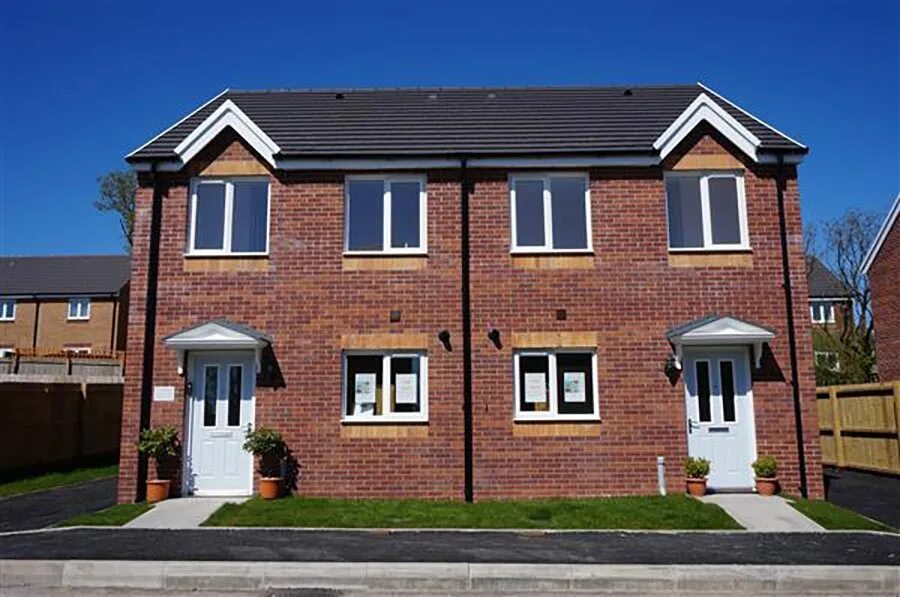 Housing in uk. Detached House в Англии. Semi-detached House в Англии. Detached Semi detached Houses. Terraced House and Semi detached House.