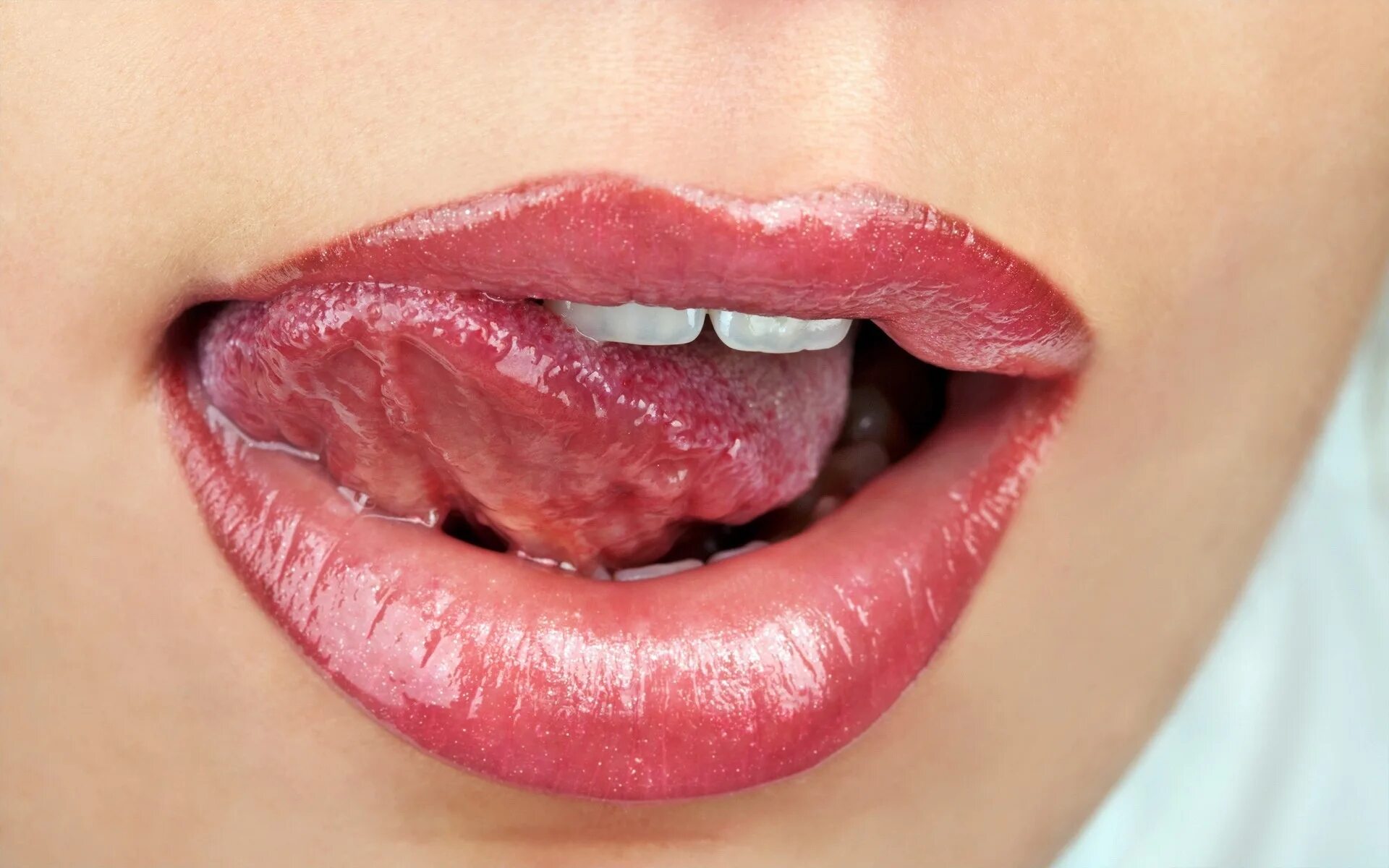 Облизывает губы. Красивые губки девушек. Женские губы. Губы с языком картинки. Only mouth