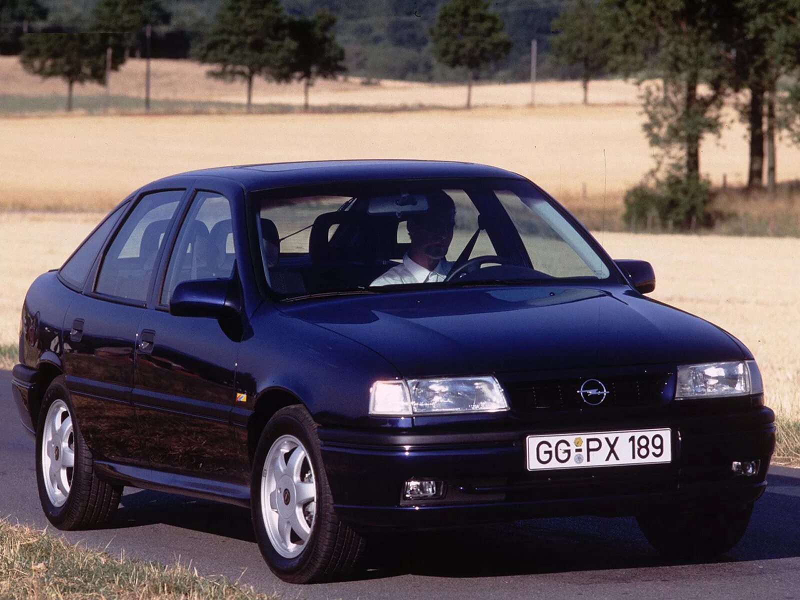 Автомобиль опель вектра б. Опель Вектра хэтчбек 1995. Opel Vectra 1992 хэтчбек. Opel Vectra 1995 хэтчбек. Опель Вектра хэтчбек 1992.