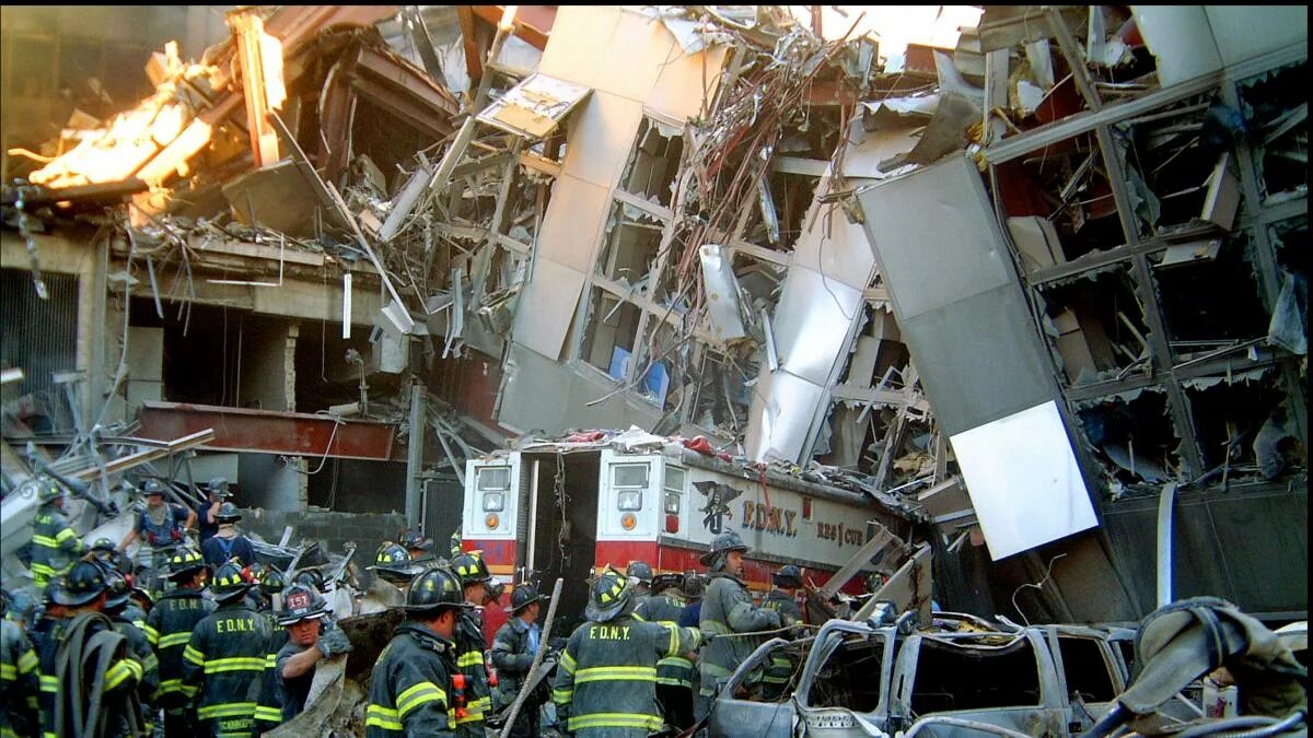 Северная башня втц 11 сентября. Теракт 11 сентября 2001 года башни близнецы. Катастрофа 2001 года. Взрыв башен близнецов 11 сентября. Катастрофа 2001 года.