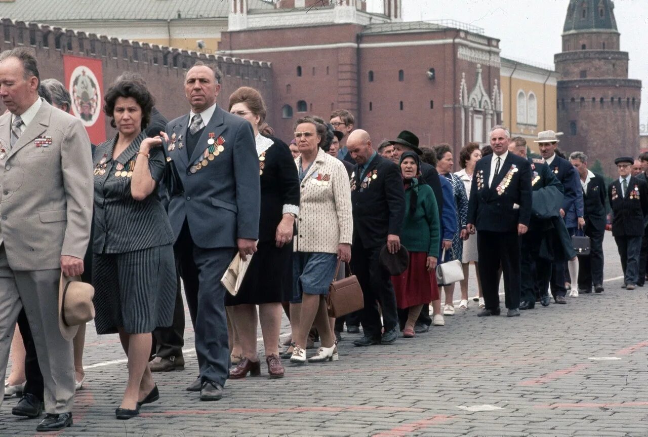 Ссср 70 лет жизни. Очередь в мавзолей в СССР В 1975 году. СССР 1975.