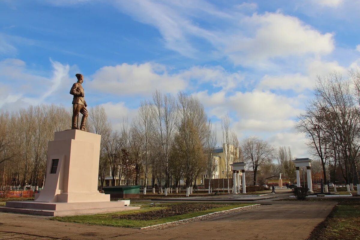 Чапаев самарская область. Город Чапаевск Самарской области. Парк им Чапаева в Чапаевске. Самарская область Чапаевск памятник Чапаеву. Чапаевск площадь города.