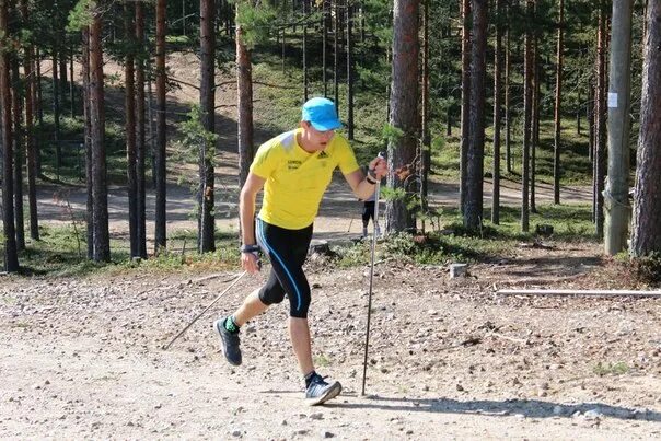 Имитация лыжников. Имитация конькового хода без лыж. Имититационные упражнения лыж. Тренировка лыжников. Упражнения для конькового хода на лыжах.