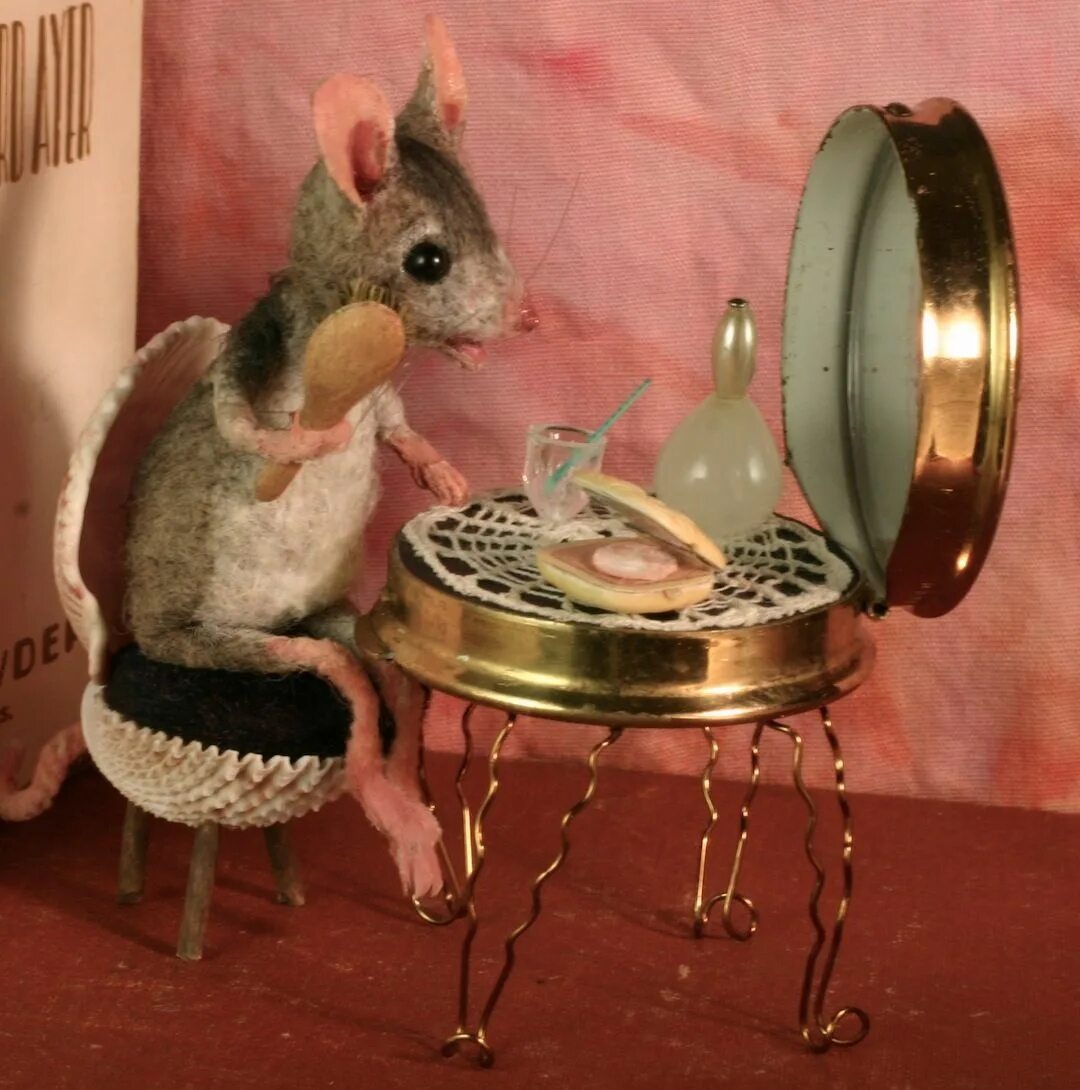 She was a mouse. Мышь перед зеркалом. Мышиные истории. Мышь в норке. Мышка Мэгги.