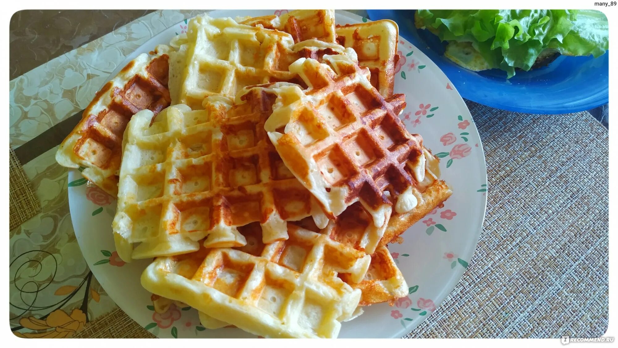 Вафли с сыром и колбасой в электровафельнице. Творожно сырные вафли. Сырные вафли с творогом в вафельнице. Вафли с творожным сыром.