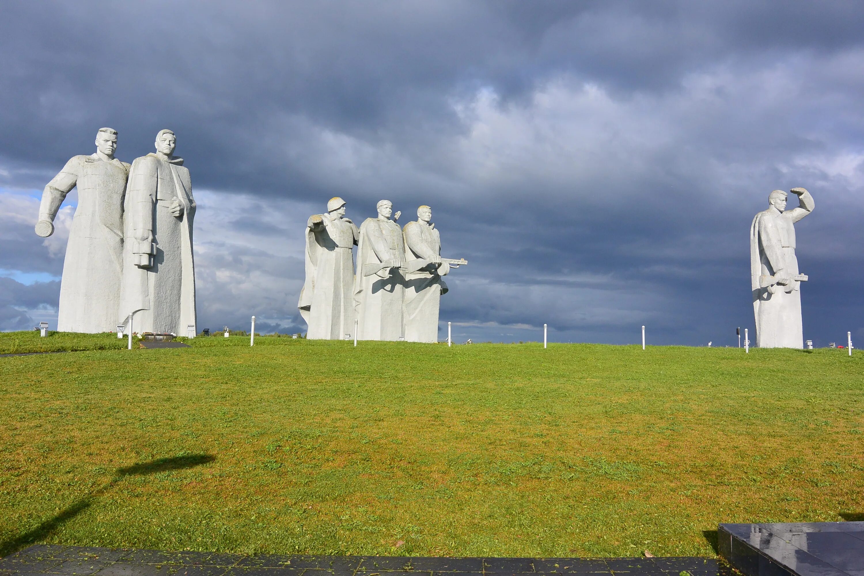 В каком городе стоит памятник панфиловцам. 28 панфиловцев мемориал дубосеково. мемориал «героям-панфиловцам» в дубосеково. 28 панфиловцев памятник в дубосеково. 28 панфиловцев памятник в волоколамске.