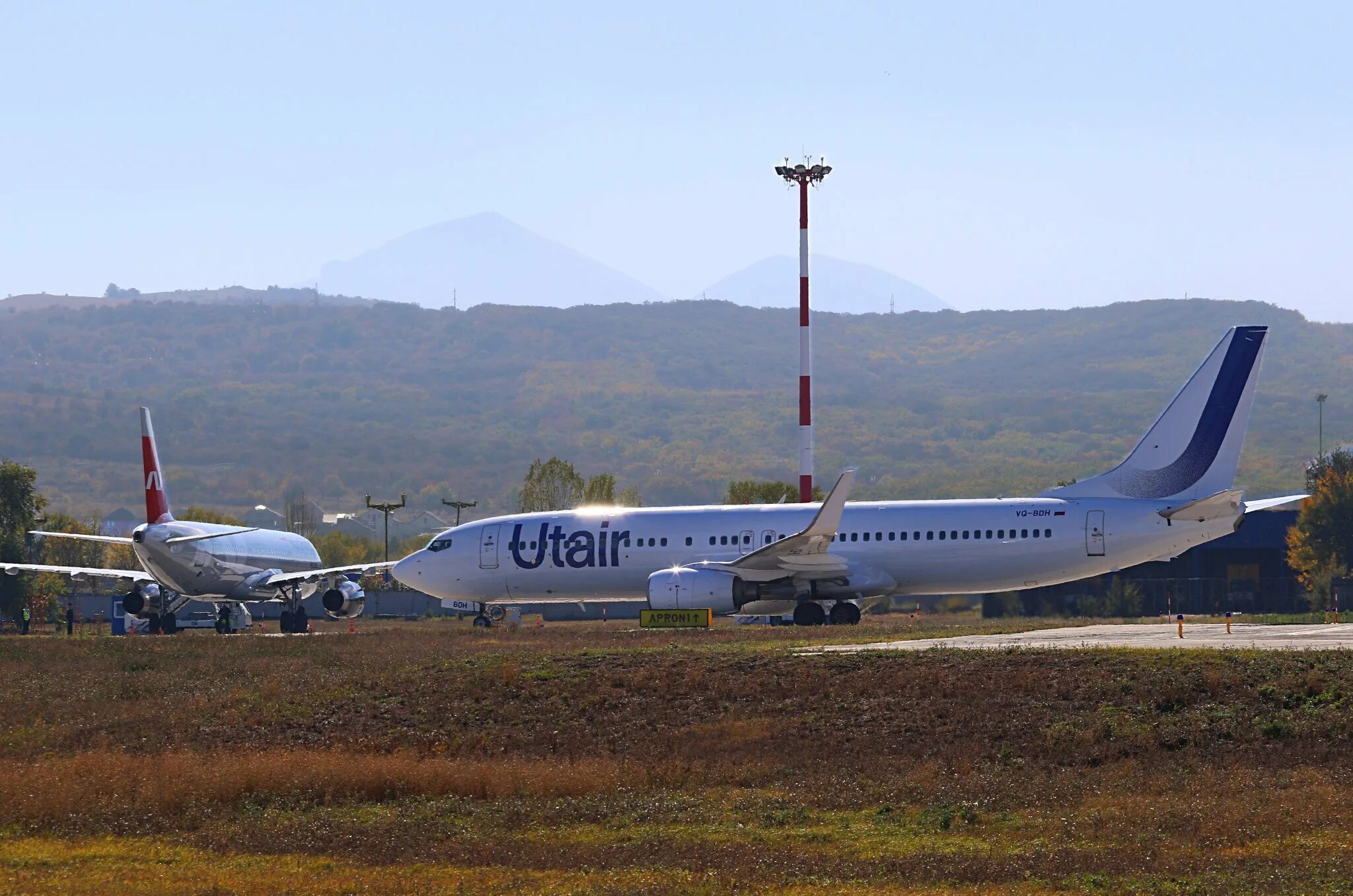 Минеральные воды самолет победы. UTAIR В Минеральных Водах. Аэропорт Минеральные воды. Минеральные воды MRV аэропорт. Самолет Минеральные воды.