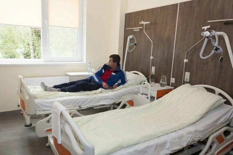 Больница где лежат больные. Палата в больнице. палата в стационаре. больница палата с больными.