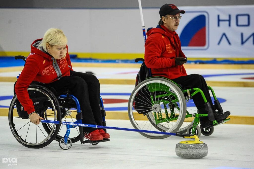 Керлинг на колясках. Параолимпийцы россии керлинг на колясках. Керлинг на колясках паралимпиада. Керлинг паралимпийские игры. Керлинг на колясках.