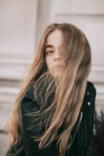 Девочка с длинными русыми волосами
