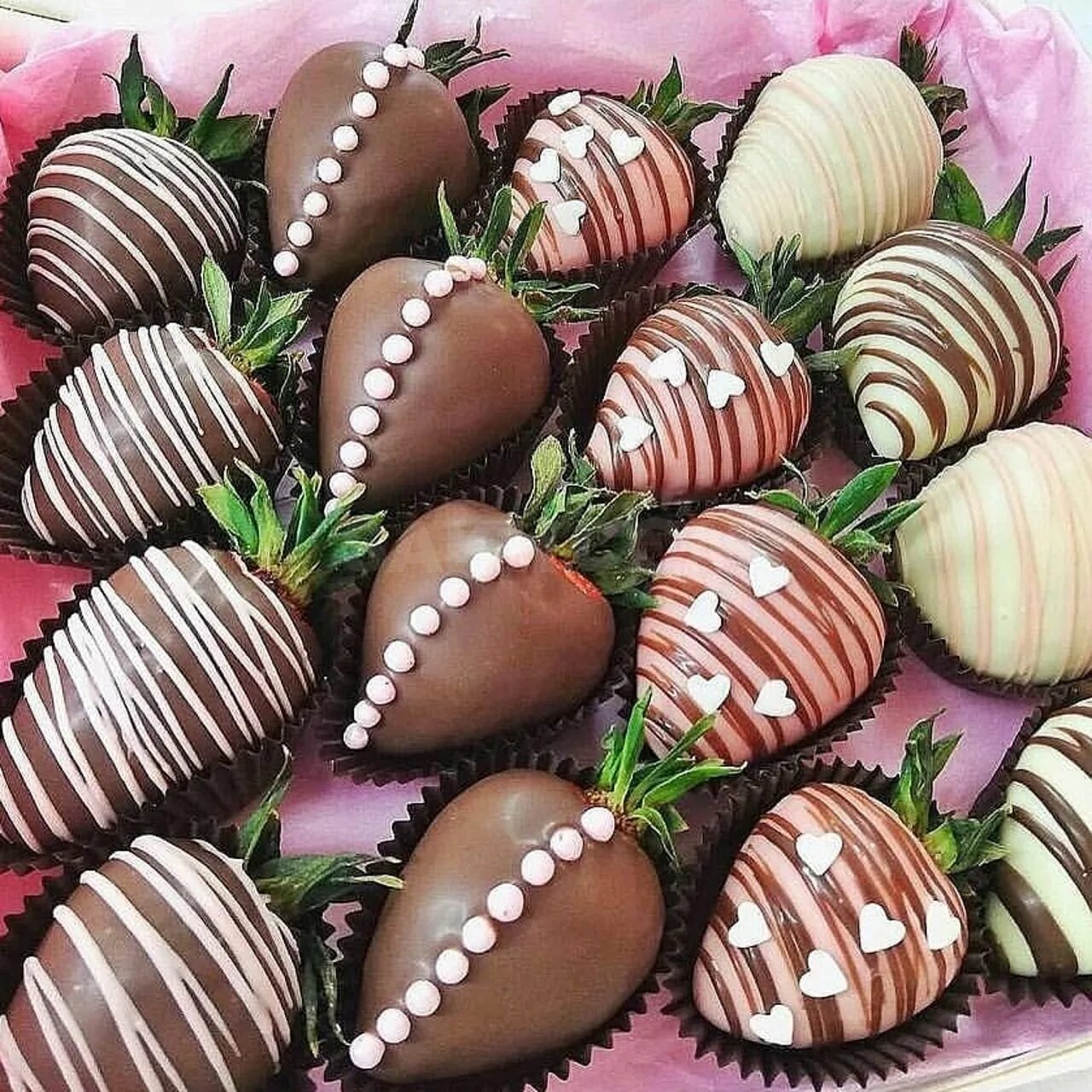 красивая клубника в шоколаде. букет из клубники в шоколаде. клубника в шоколаде в астрахани. букеты коубника в школа. клубничные конфеты.