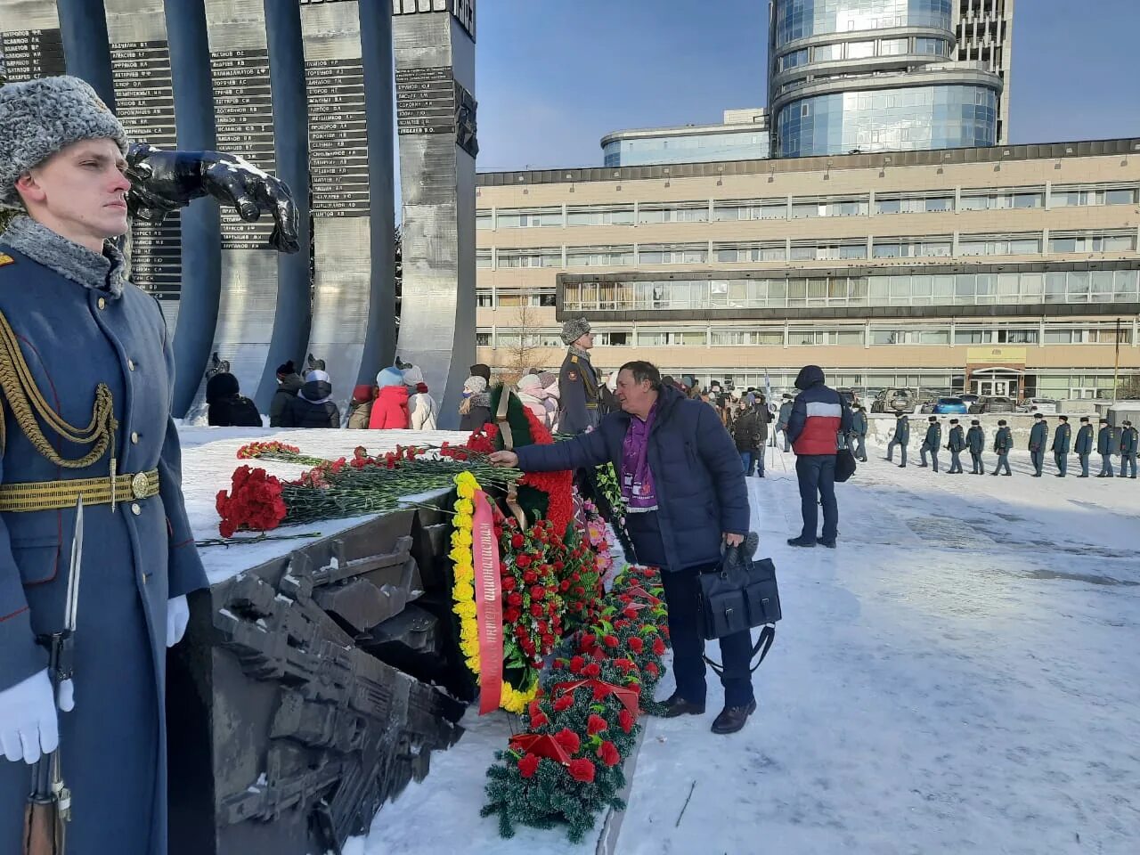 Возложили цветы к памятнику черный тюльпан. Возложение венков черный тюльпан Екатеринбург. Екатеринбург черный тюльпан 15 февраля. Екатеринбург мемориал черный тюльпан 1995. Пилот черного тюльпана