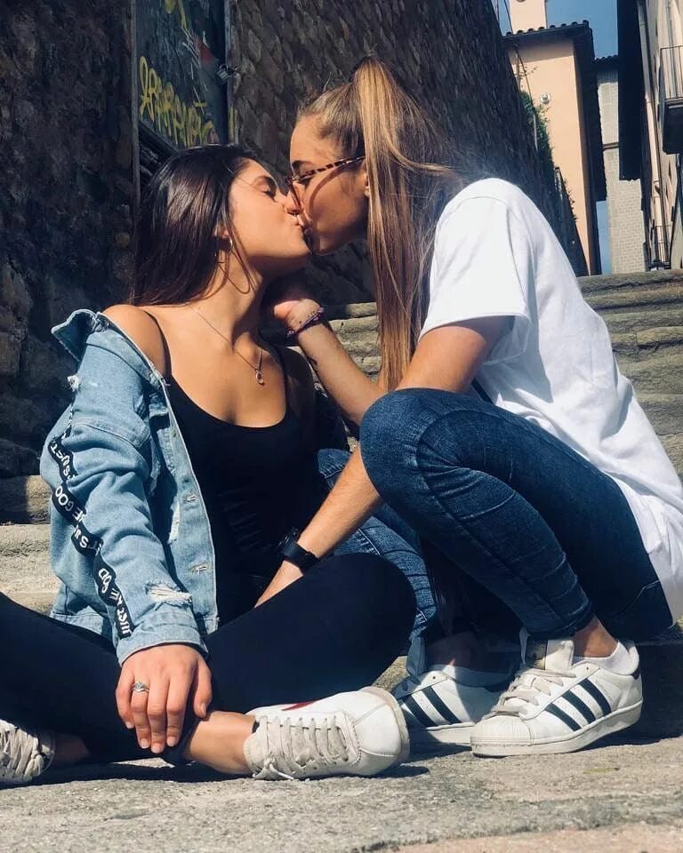 Девочки с другом целуются. Поцелуй девушек. Поцелуй подруг. Девушки целуются. Поцелуй девушки с девушкой.