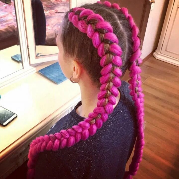 прическа с косами канекалон для девочки. французские косы с канекалоном девочке. косички девочкам розовые. канекалон 2 braids к 24. причёски для девочек розовые косички.