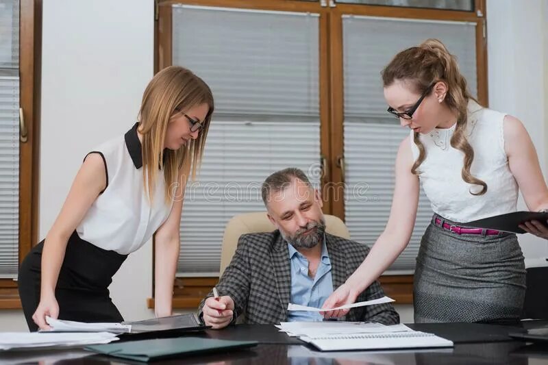 Говорящий начальник фото. Обнял секретаршу. Начальник и секретарша. Начальник и секретарь. Секретарша бизнесмена.