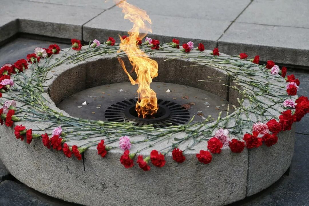 огонь вечной славы великий новгород. великий новгород кремль вечный огонь. мемориал вечный огонь в кремле великий новгород. вечный огонь новгород. великий новгород кремль вечный огонь.