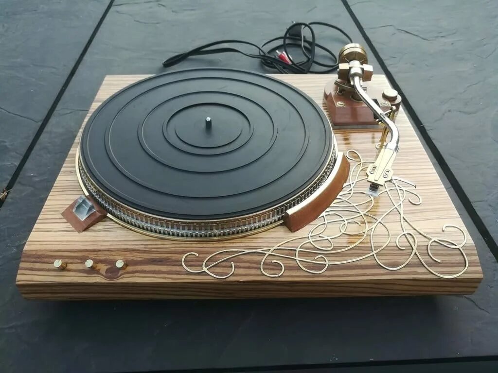 Opera audio consonance lp. Тонарм для проигрывателя винила. Деревянный шелл для проигрывателя винила. Проигрыватель винила старый. Самодельный виниловый проигрыватель андрея никитина.