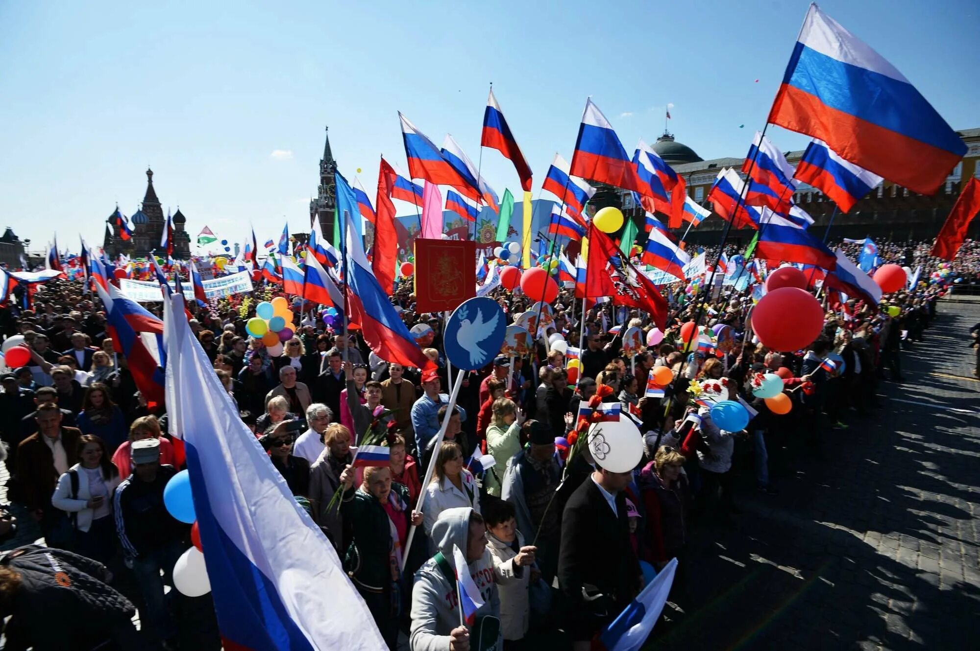 Мирные митинги шествия демонстрации. Парад 1 мая в москве. шествие с флагами россии. демонстрации в россии. массовые мероприятия.