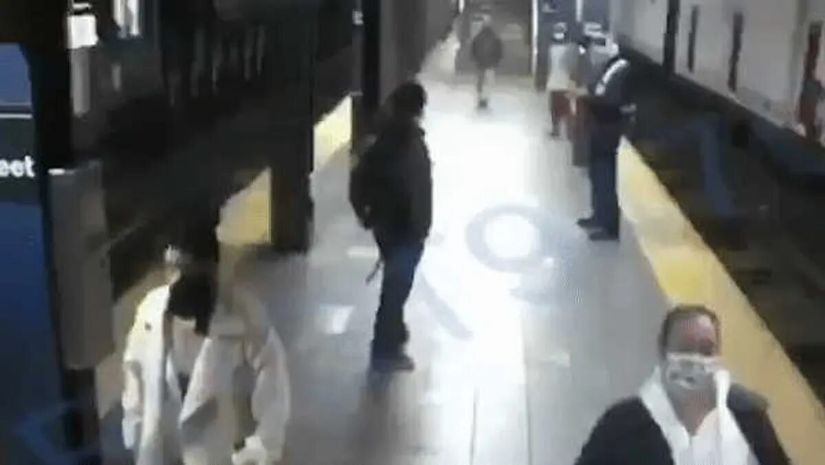 Парень столкнул женщину в метро. Столкнул под поезд в метро. Парень столкнул под поезд девушку в метро. Парень столкнул девушку под поезд