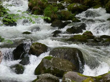 Почему течет вода в реке