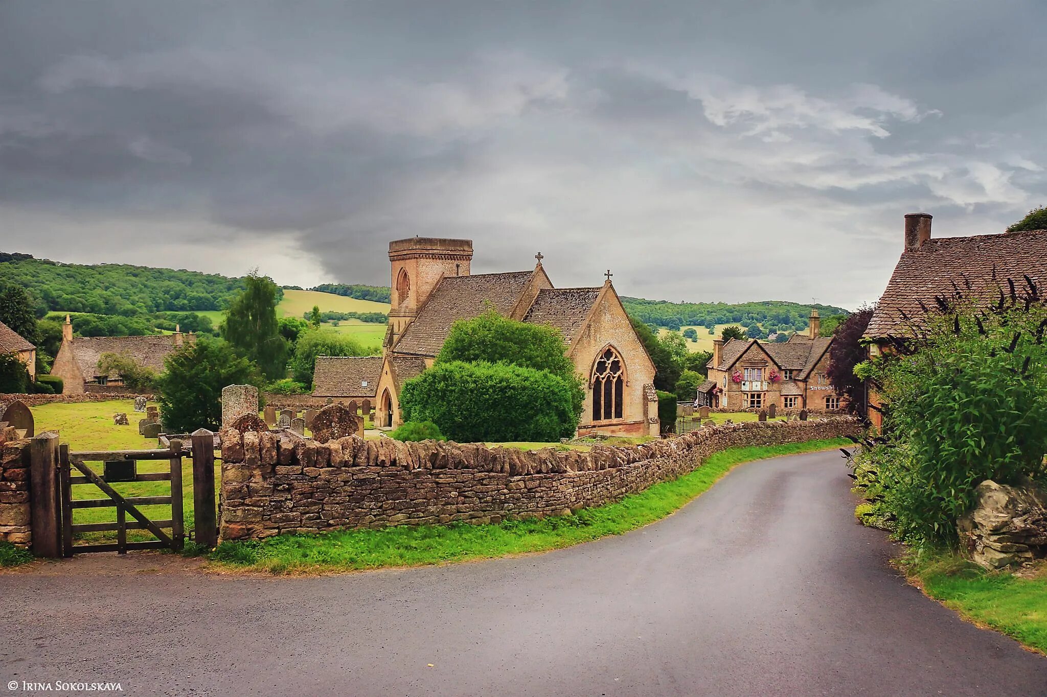 Villages england. Котсуолд Хилс Англия. Сельская местность в Англии Котсуолд. Котсуолдские холмы, Англия. Деревня Котсуолдс Англия поле.