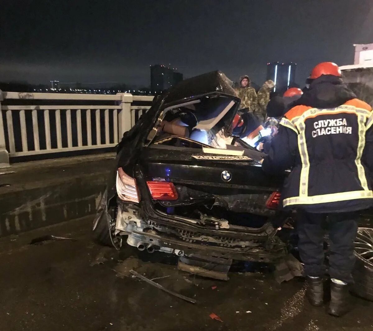 Что случилось в энгельсе сейчас. Авария на мосту Саратов Энгельс БМВ. Авария мост Саратов Энгельс сейчас. ДТП на мосту Саратов Энгельс.