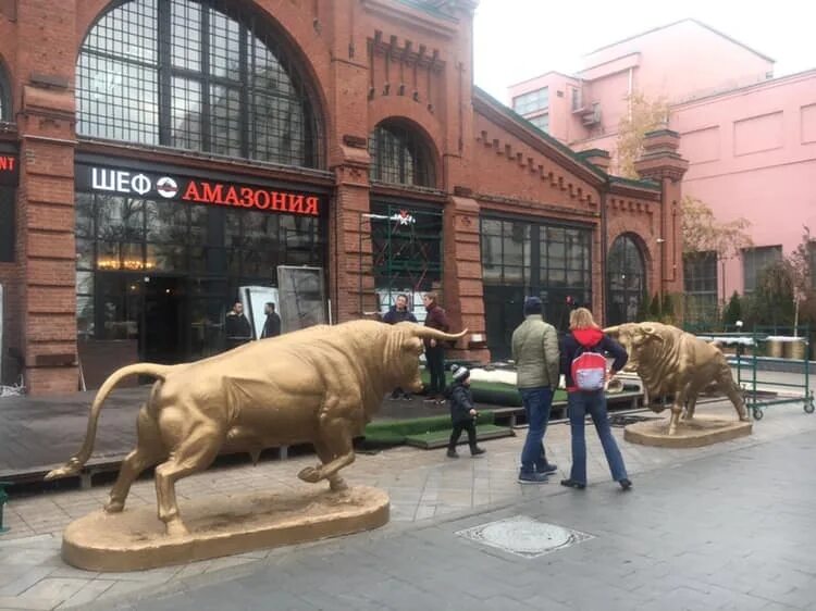 Шеф Амазония Москва. Скульптура быка в Москве. Статуя быка и медведя в Москве. Бык и медведь Москва Сити.