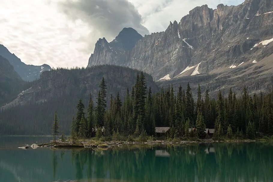 Озеро канада сканворд. Горные хребты в Канаде. Дымящиеся горы Канады. Горы Канады в серых тонах. Фото горы лес озеро достижение.