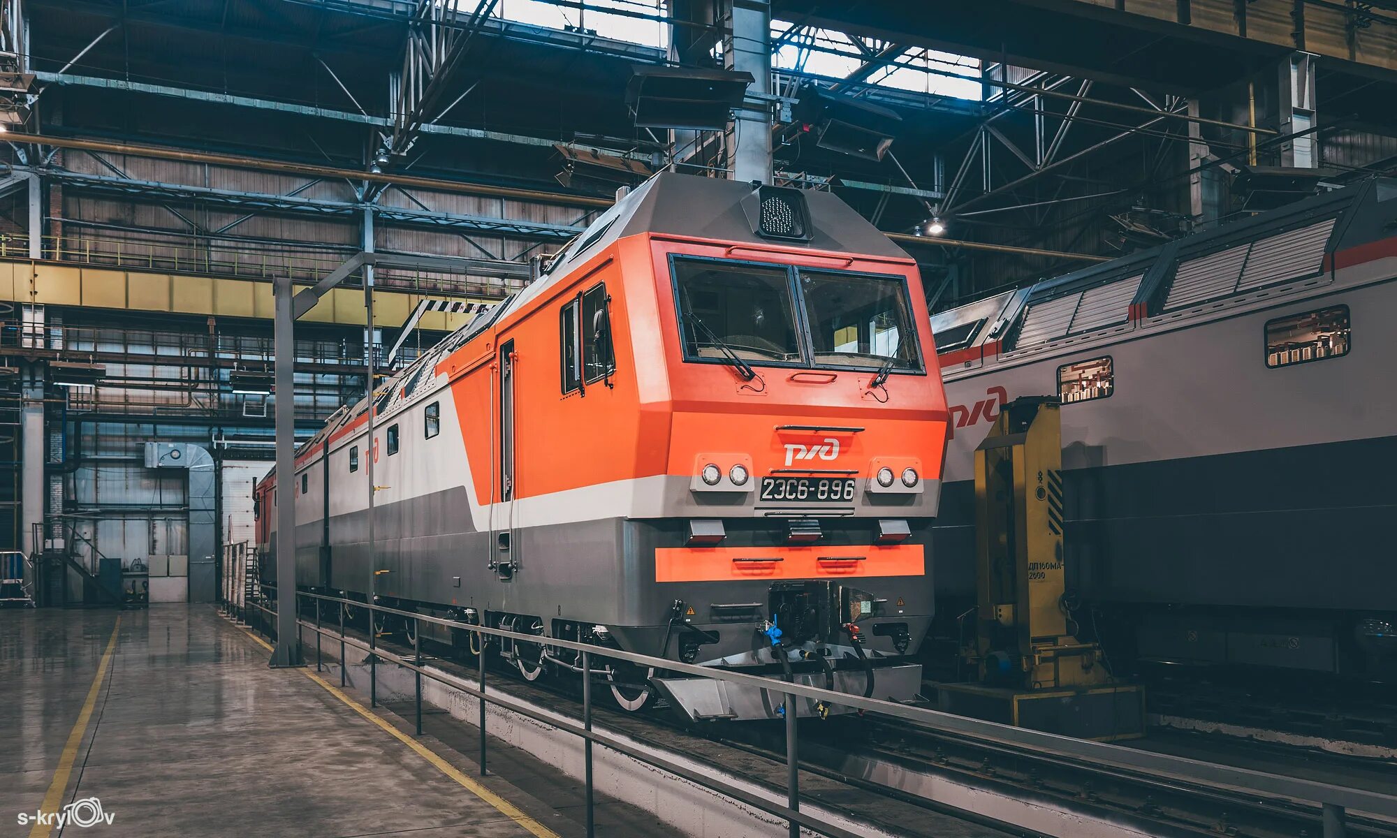 Электровозы нэвз. Электровоз синара 2эс6. Уральские локомотивы цех. 2эс6 электровоз. 2эс6 002 тепловоз.