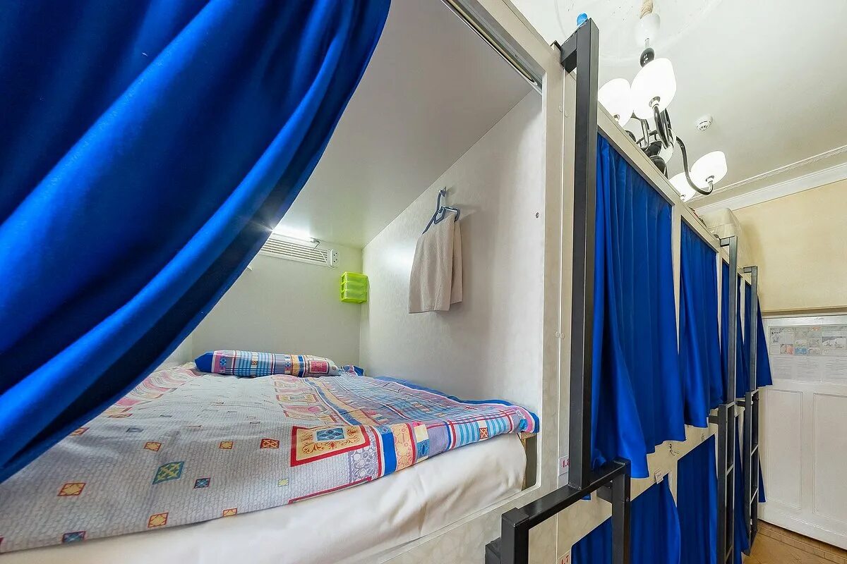 Общежитие москва отзывы. Кровать капсула. Москва общежитии на кузьминках. 57 хостел. Кровать из общаги.