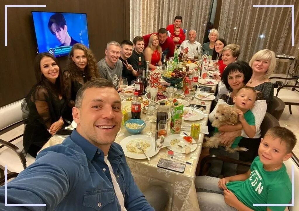 Дзюба родственники. Артем Дзюба семья. Семья артёма Дзюбы. Дзюба с семьей 2020. Дзюба с женой 2020.