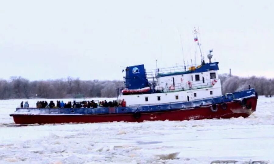 Движение судов архангельск. Буксир надир архангельск. судно ледового класса архангельск. буксир нюксеница архангельск.