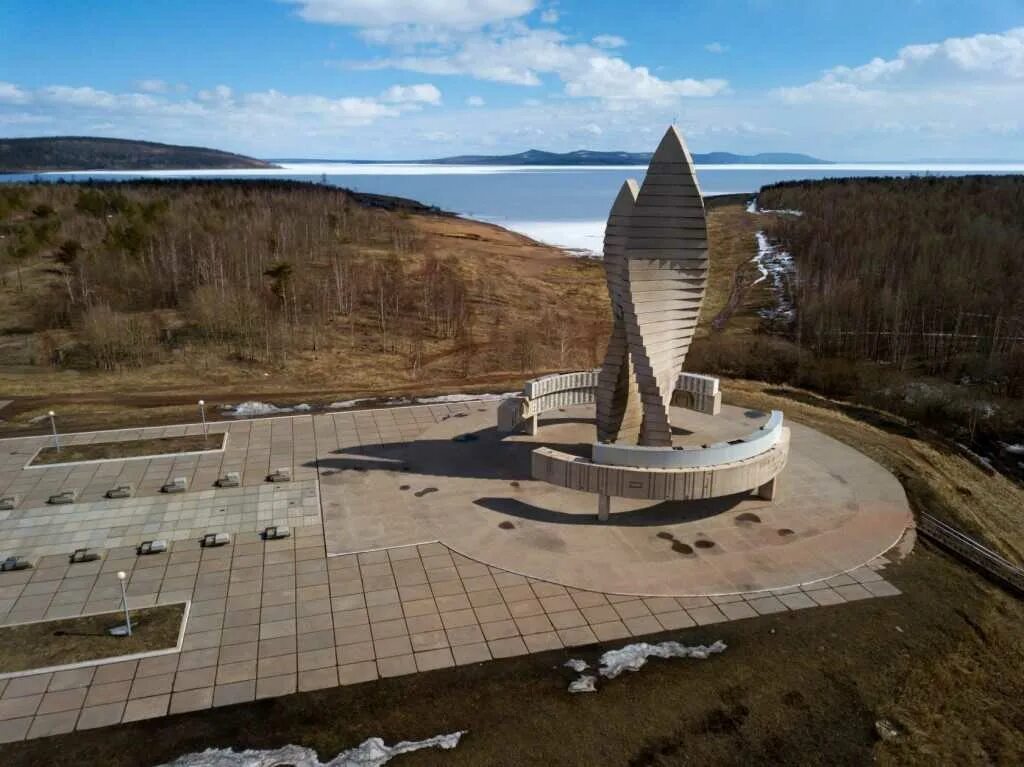 Долина в братске. Мемориал славы мемориал славы Братск. Братск мемориал славы в Братске. Обелиск мемориал славы Братск. Мемориал славы города бра.