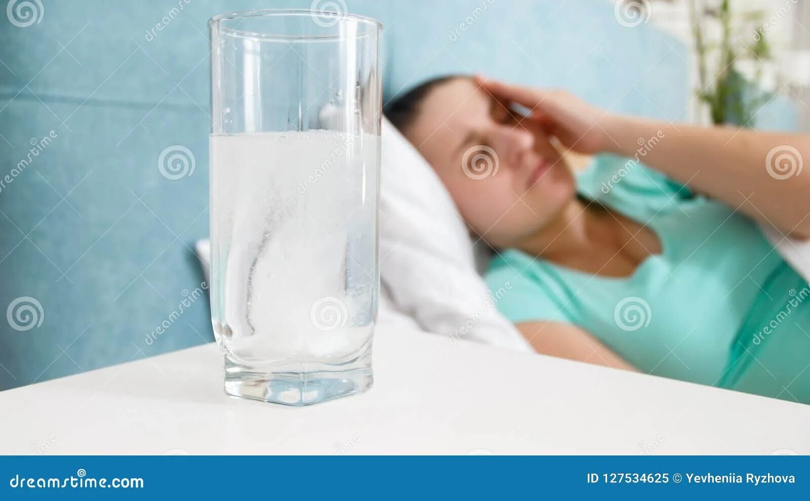 Женщина со стаканом воды в постели. Вода с аспирином на жаре. Аспирин в стакане фото. Аспирин растворяется в воде фото.