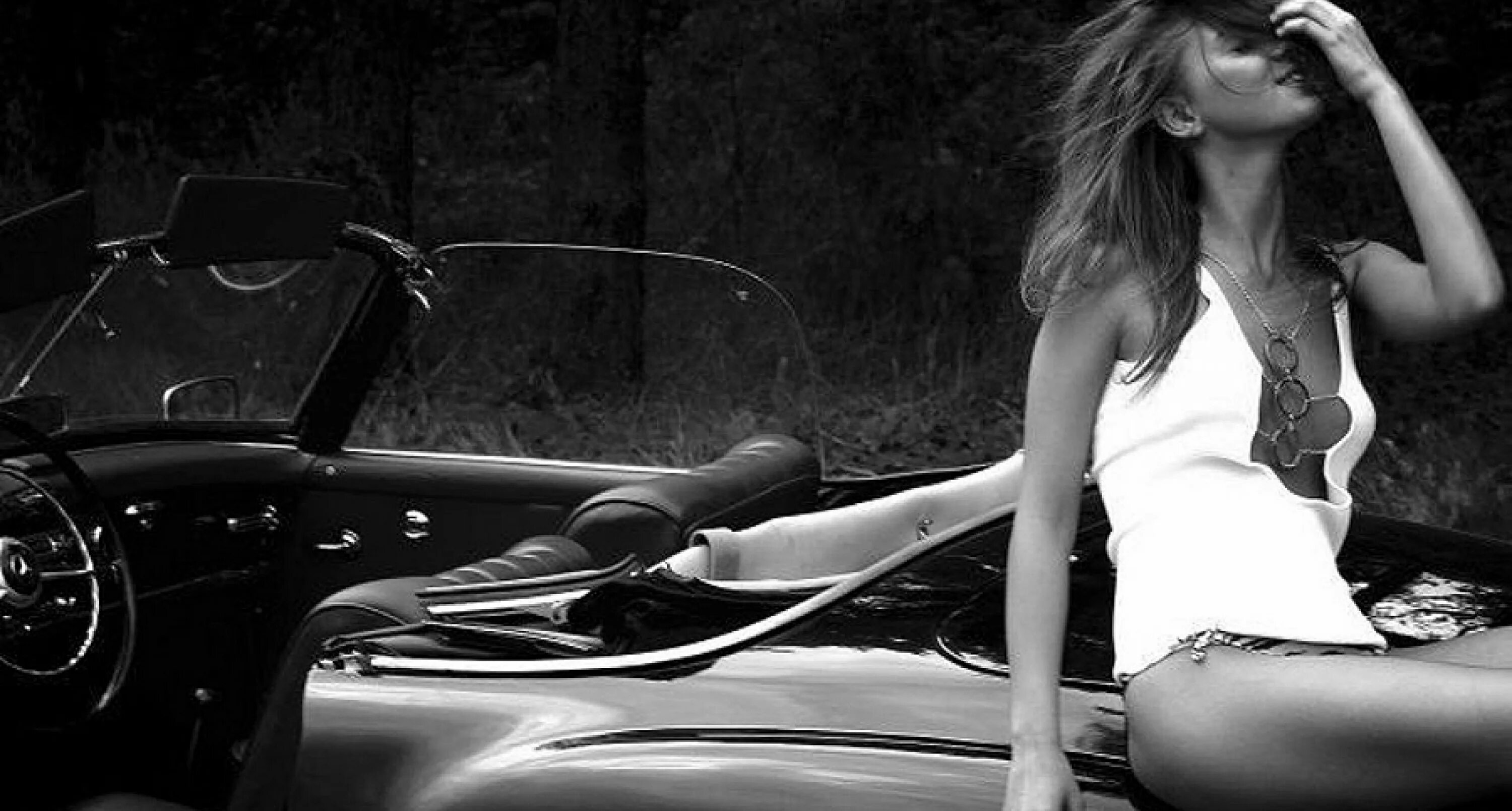 Девушка в машине. Девушки и авто. Девушки и ретро автомобили. Фотосессия с черной машиной. Девушки машины черно белые.