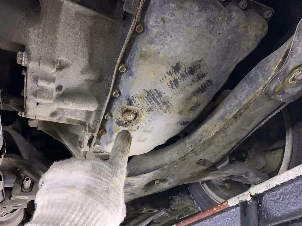 Замена масла ниссан теана j32. Nissan teana j31 поддон коробки снизу. Nissan teana j32 дополнительный радиатор охлаждения вариатора. Поддон коробки акпп ниссан теана j31. 5 оригинал.