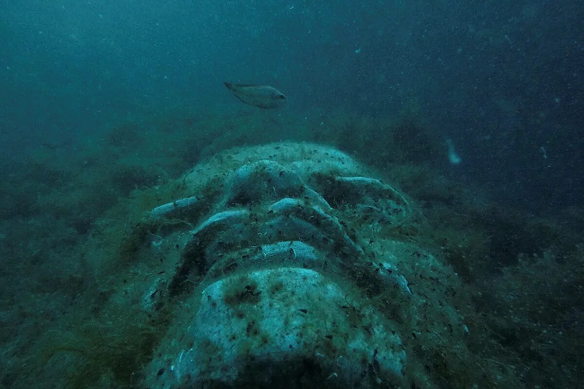 31 октября день черного моря. День черного моря 2022. Море посередине. Николаевка крым море. Мыс опук скалы корабли.