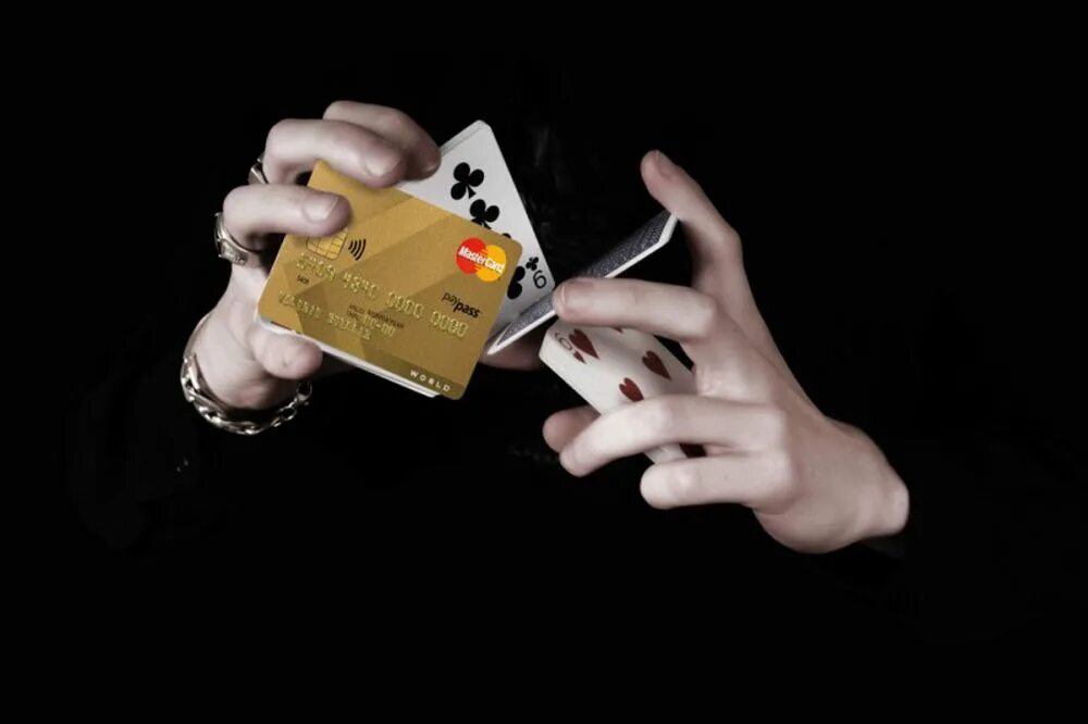 Карточки для денег. Электронные деньги. Покерные игроки. Деньги на карте. Махинации с картами.