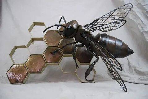 Custom Outdoor Metal Bee Sculpture with Honeycomb Made to 1 - изображение 