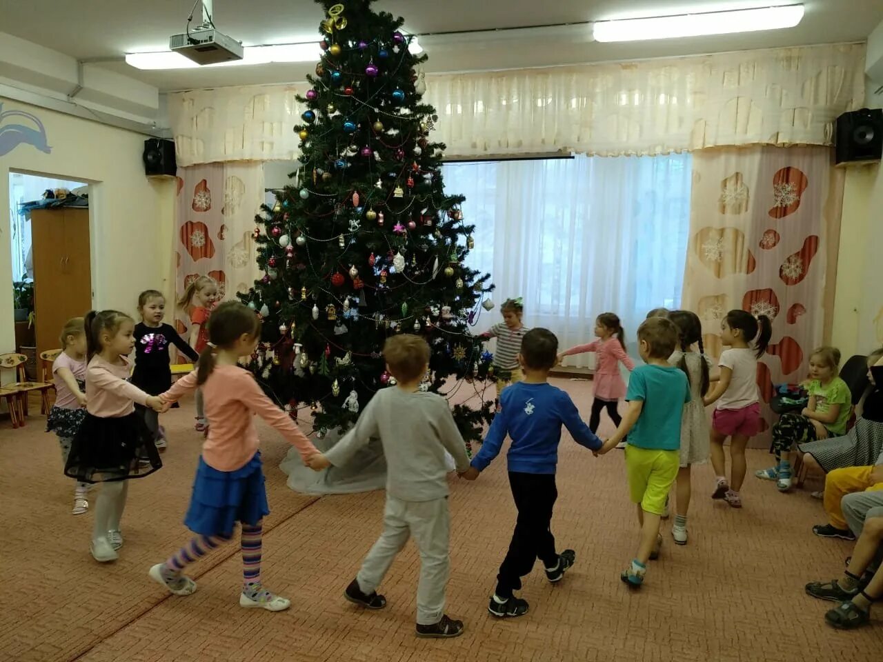 Впр дети водят хоровод вокруг новогодней елки
