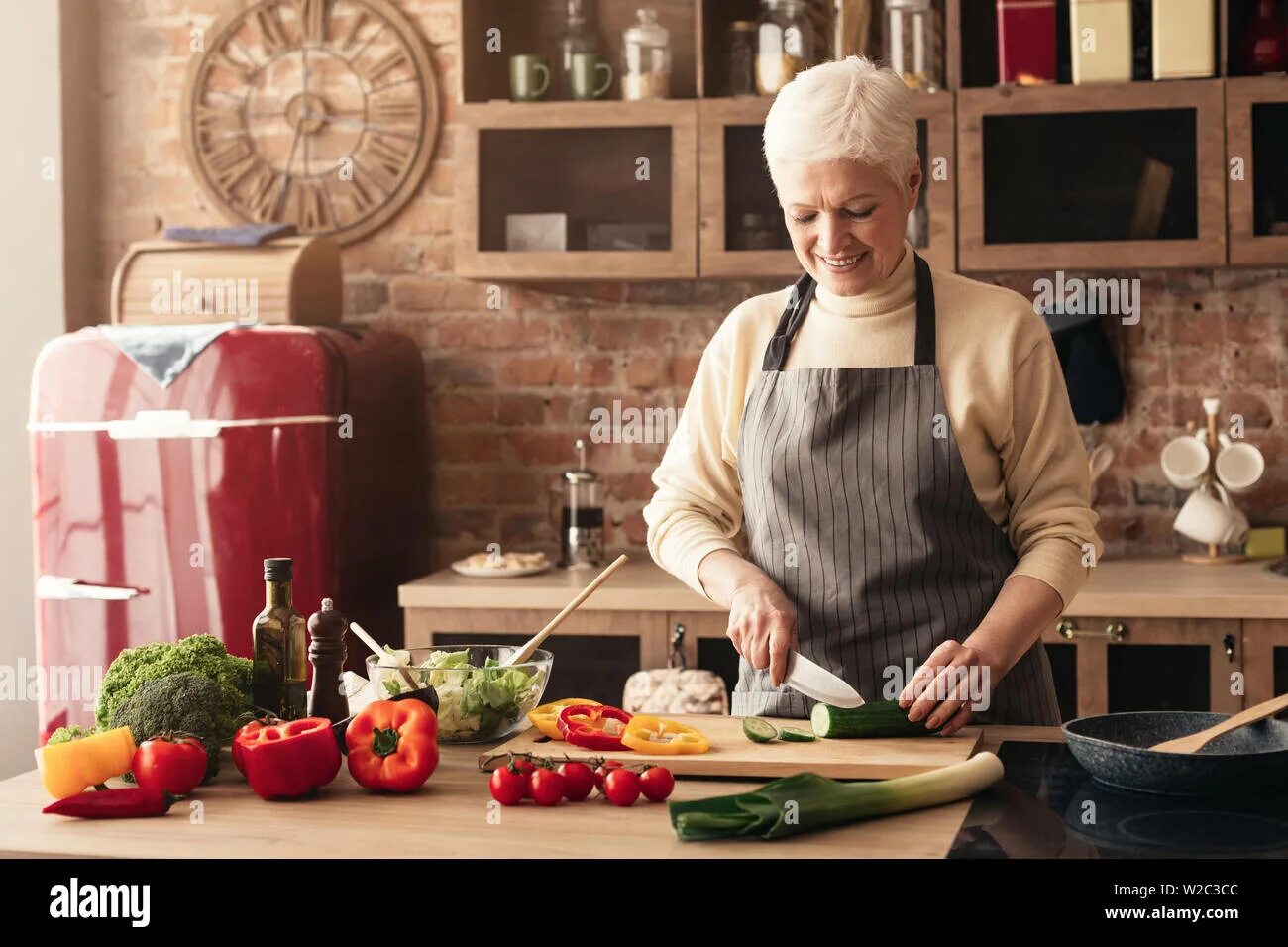 Макрон бабушка фото. Grandma cooks. Пожилые на кухне. Шикарные бабушки на кухне. Бабушкины блюда.