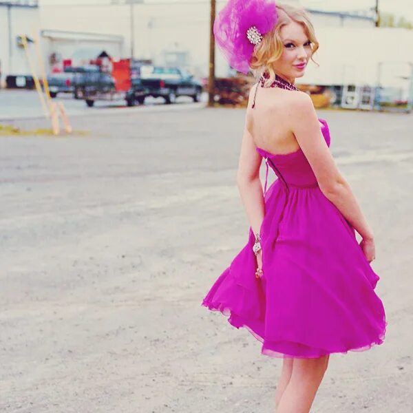 Девушка в розовом платье. Образ с розовым платьем. В розовом платьице давай. Платье розовое. Красивое розовое платье.