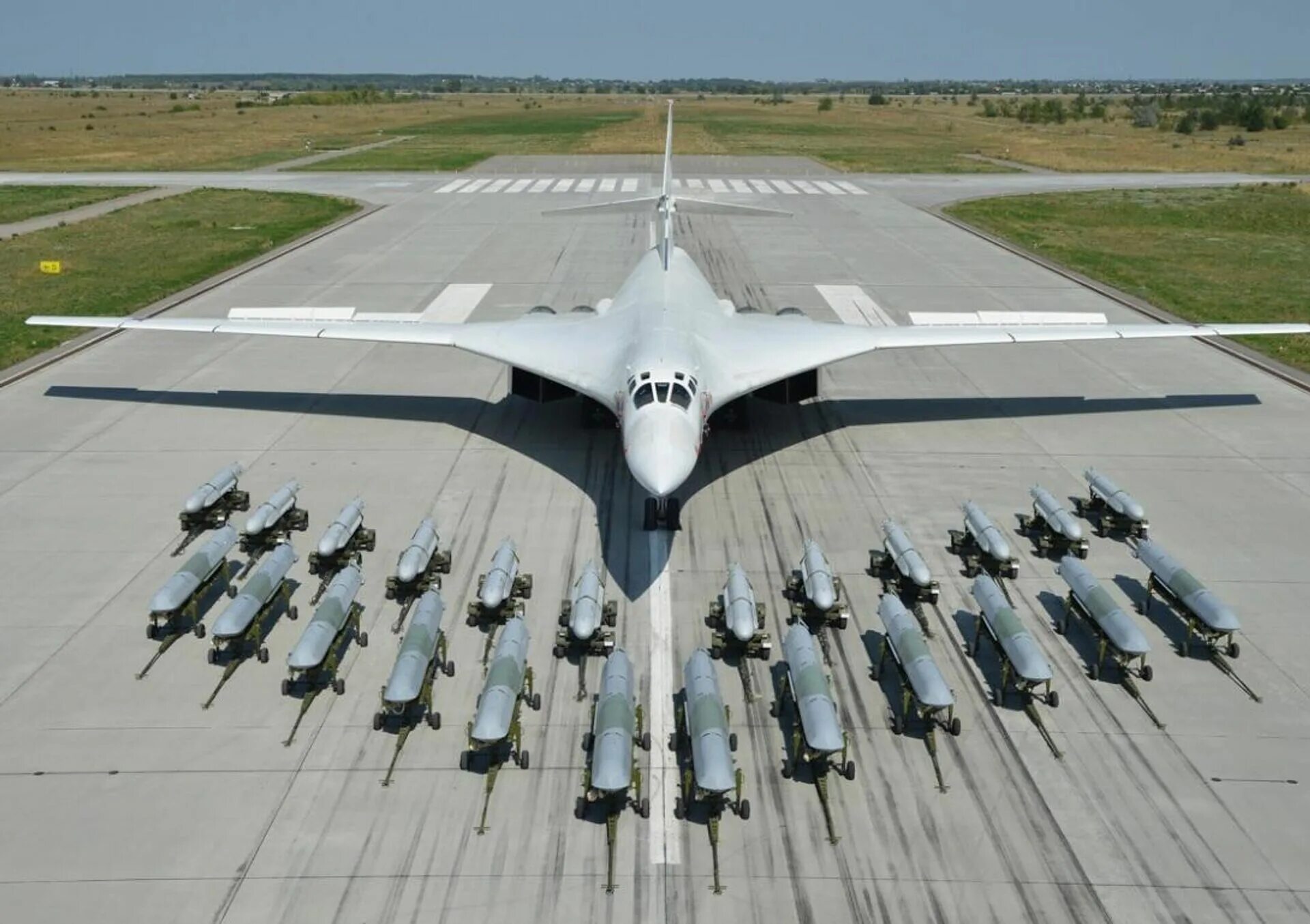 Сколько у россии ту 160. Бомбардировщик белый лебедь ту 160. Ту-160м белый лебедь. Ту-160м. Стратегический ракетоносец ту-160 белый лебедь.