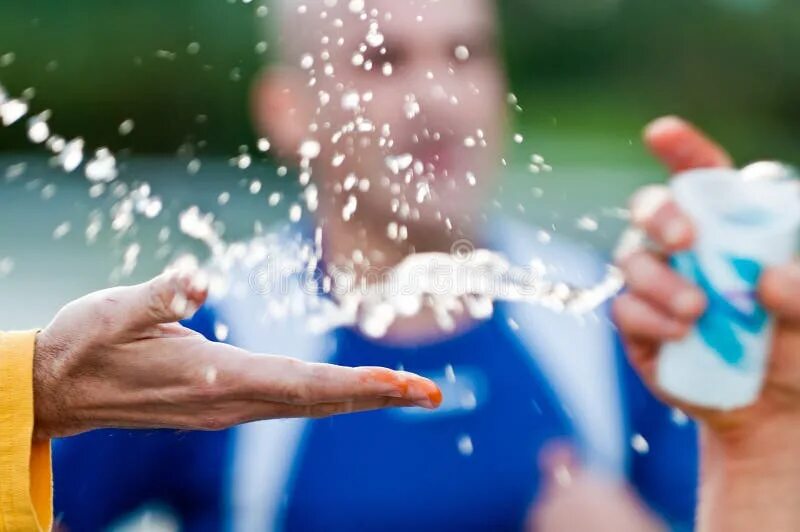Брызгаться водой. Обливание водой в жару. Садовый разбрызгиватель для полива. Разбрызгивать воду. Разбрызгивать воду.