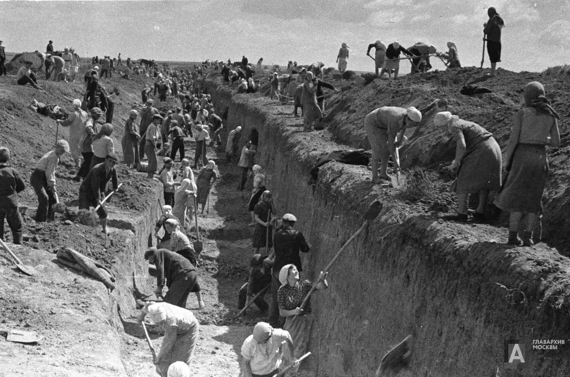 Где живут во время войны. На подступах к Москве 1941. Москвичи роют окопы 1941. Окопы Севастополя второй мировой войны.