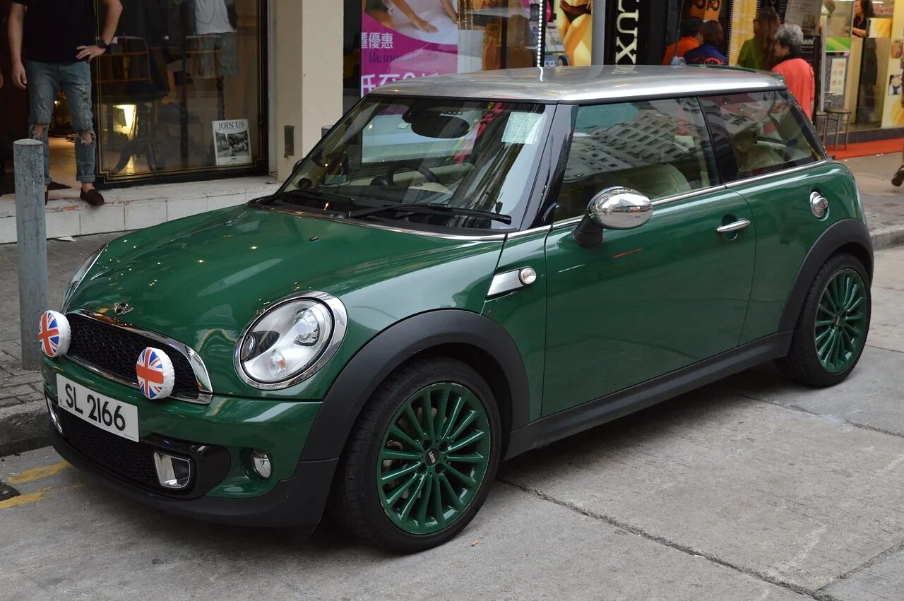 Цв мини. Мини купер. mini cooper green. мини купер темно зеленый. машина мини купер зеленый.