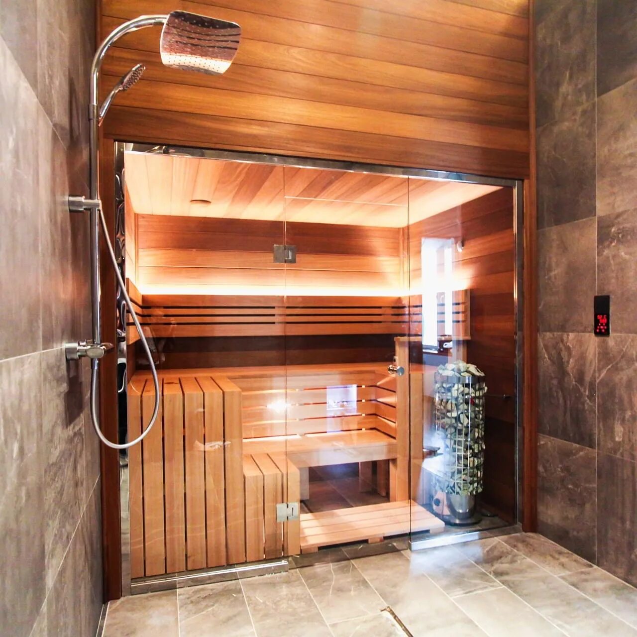 Сауна в квартире. Стеклянная перегородка в сауну. Деревянные перегородки. Перегородка между парилкой и моечной. Klafs casena.