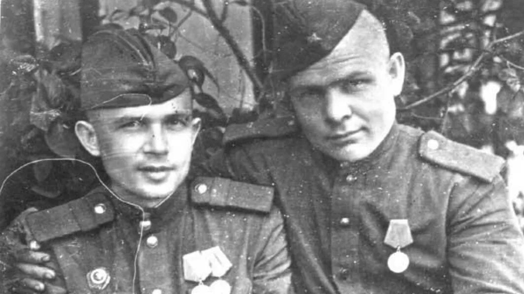 2. Два солдата вов. Старый солдат. Художник чебанов вениамин карпович. Патефон времен великой отечественной войны.