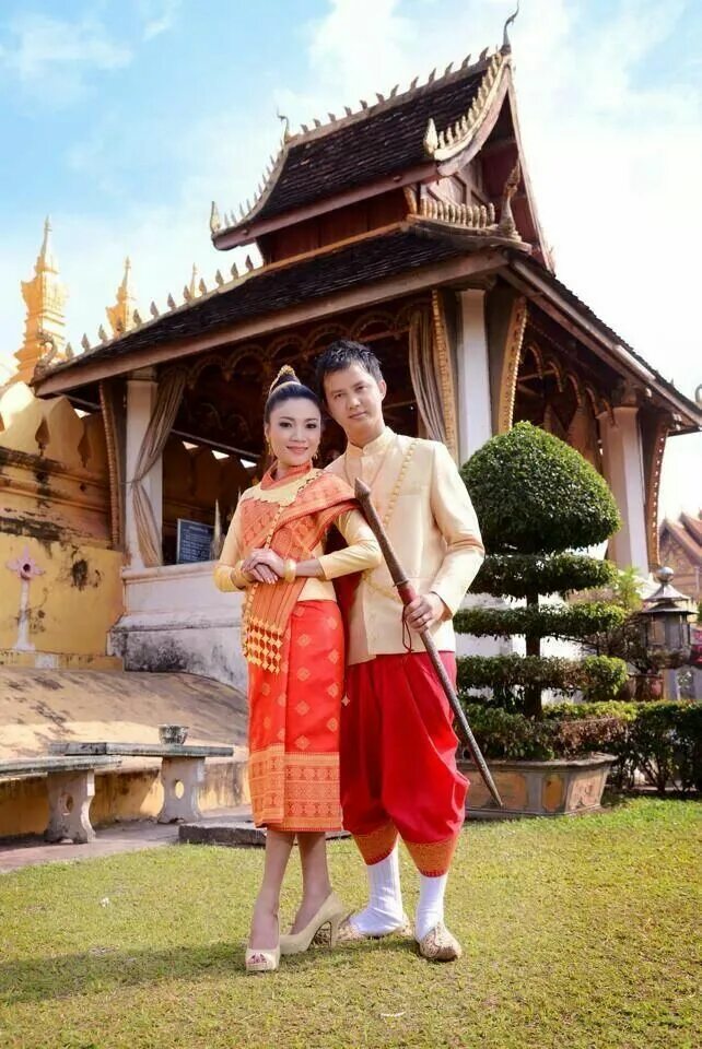 Тайцы одежда. Национальные костюмы Таиланда панунг. Лаос традиционная одежда. Тайский панунг. Традиционный тайский костюм.