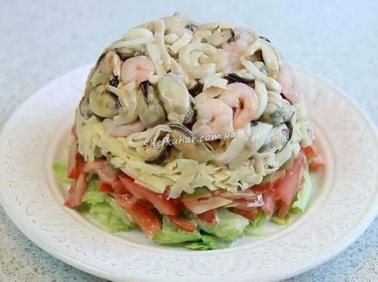 простой салат из морепродуктов с майонезом. морской салат. простой салат из морепродуктов с майонезом. салат нептун с креветками и кальмарами. салат морской коктейль из морепродуктов.